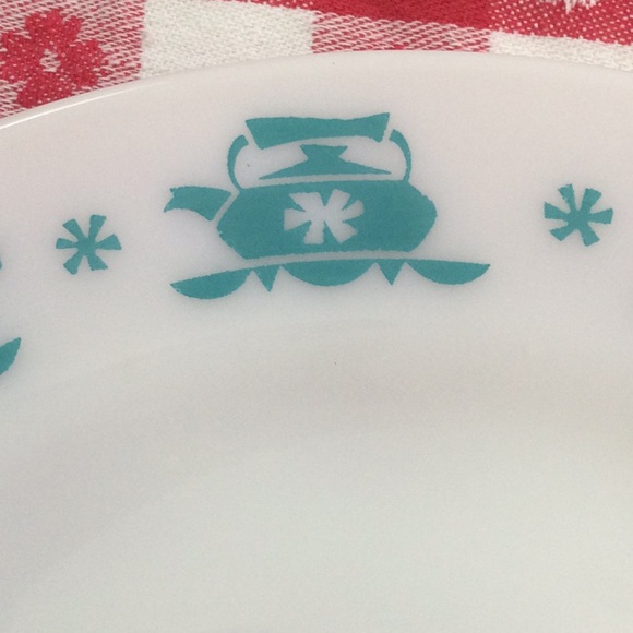 🍽Anchor Hocking. 1950’s dinnerware.. pattern is Kitchen Aids. Three 9” plates. - Picture 4 of 6